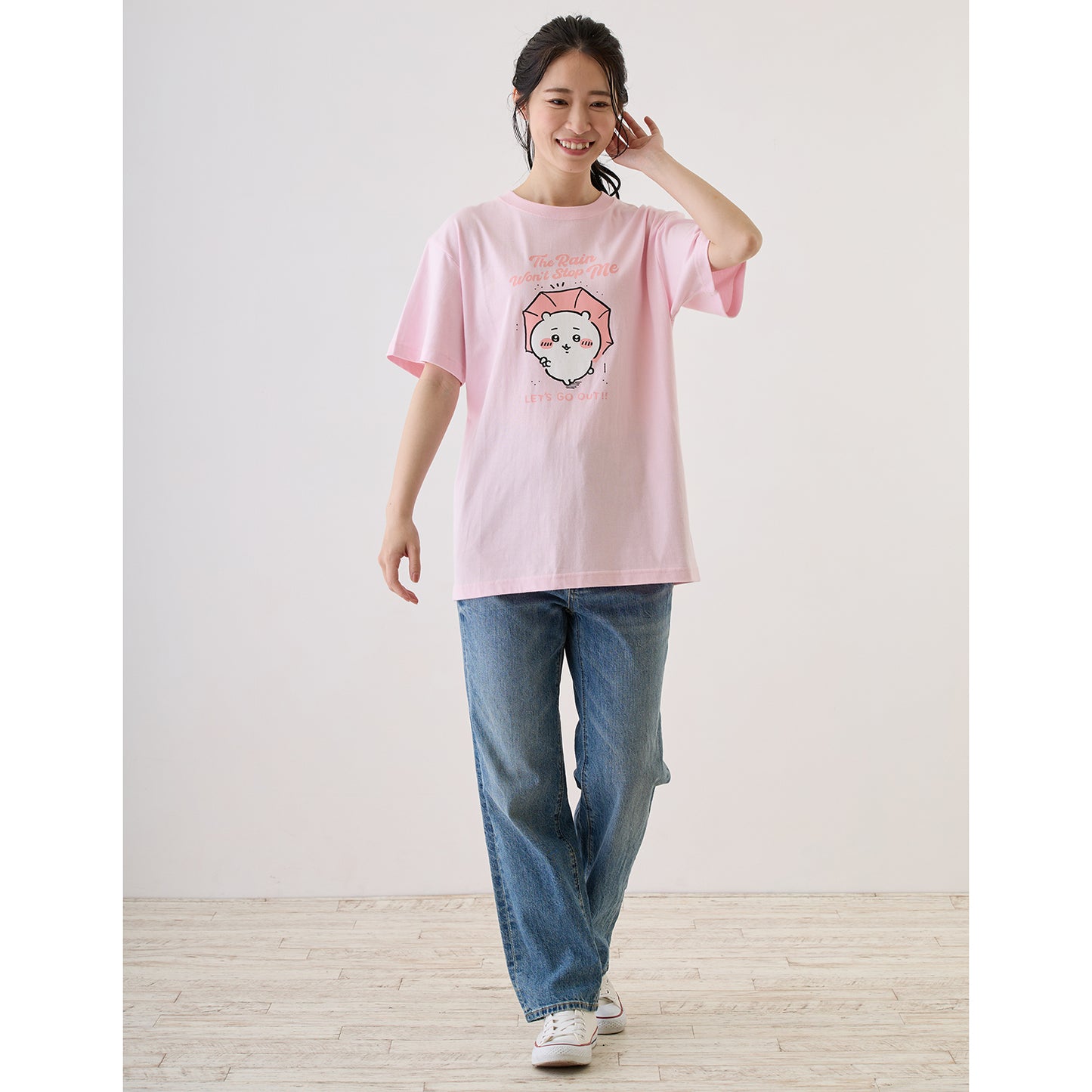 Chiikawa Excited to Go Out! T-Shirt (Chiikawa and Umbrella Light Pink)
