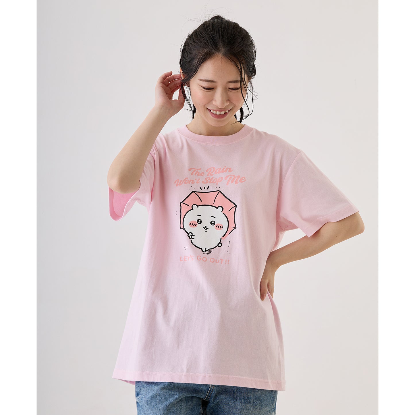 Chiikawa Excited to Go Out! T-Shirt (Chiikawa and Umbrella Light Pink)