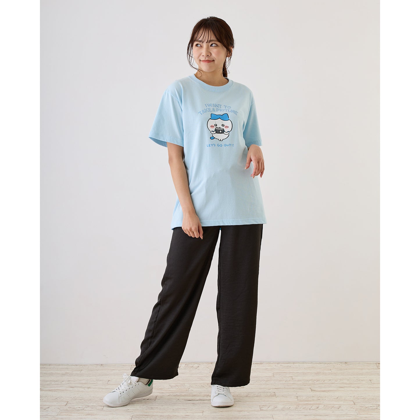 ちいかわ お出かけ楽しみ！な Tシャツ ハチワレとカメラ ライトブルー