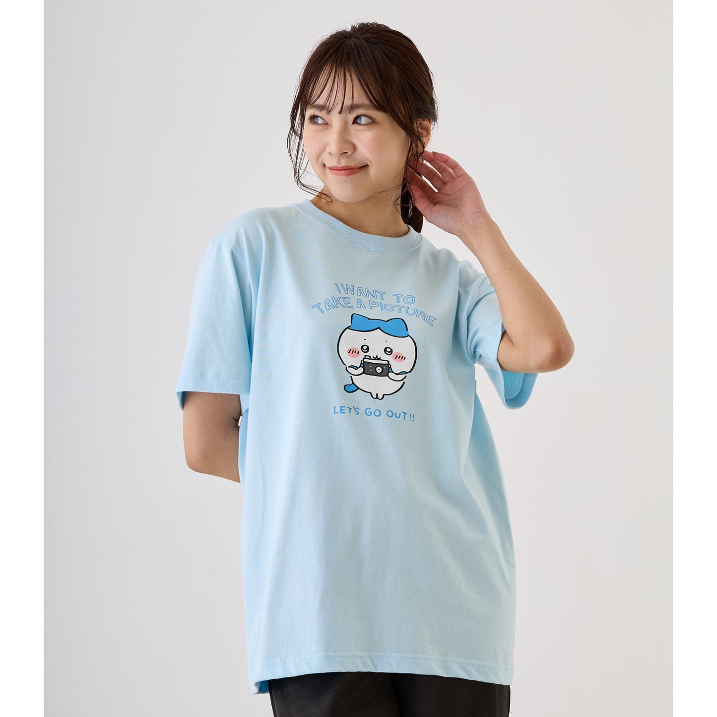 ちいかわ お出かけ楽しみ！な Tシャツ ハチワレとカメラ ライトブルー