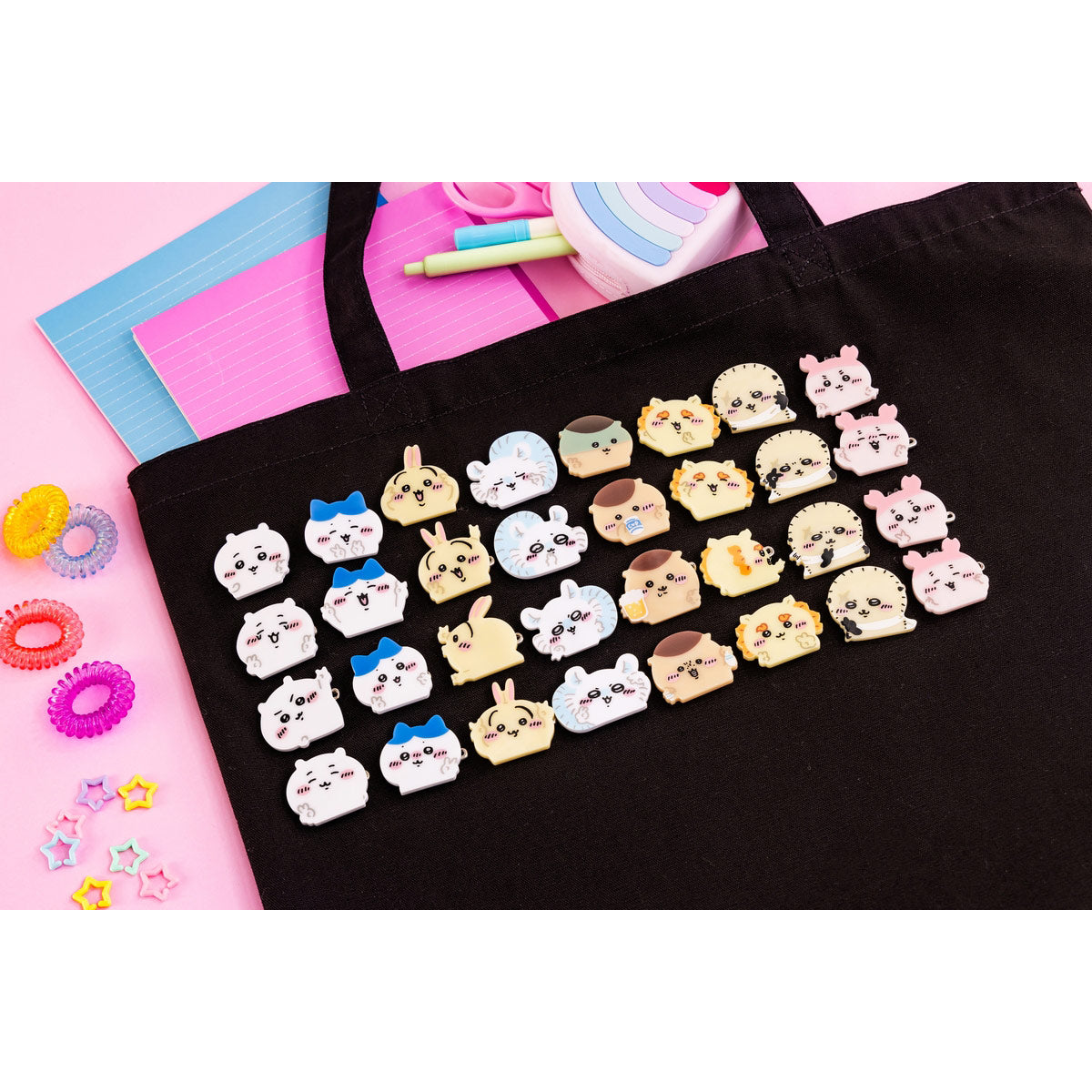 ちいかわ 4個セットアクリルバッジ（ピースなラッコ）